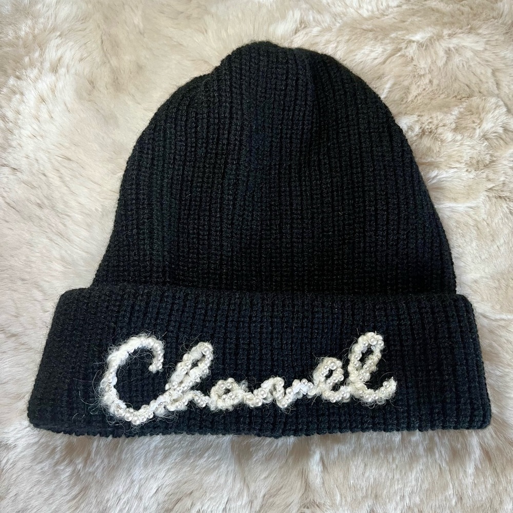 CHANEL cashmere beanie cloche hat black with white logo and pearl NWT brand new
